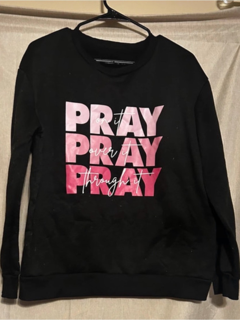 SHEIN Black Crewneck Sweatshirt with Pink Ombre 'PRAY' Graphic
